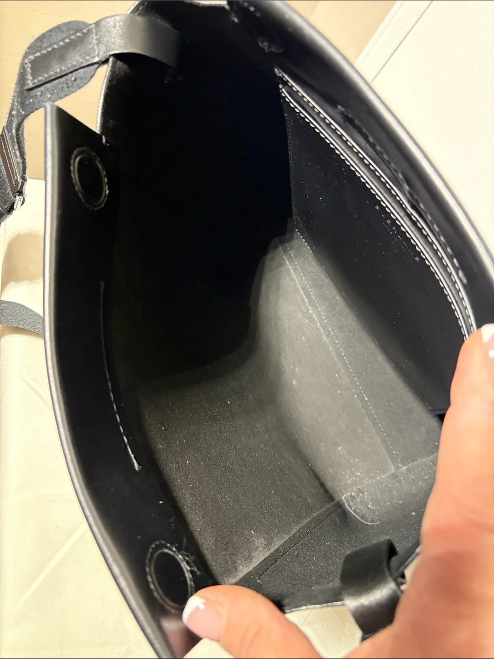 EVERLANE The Form Bag in black leather
